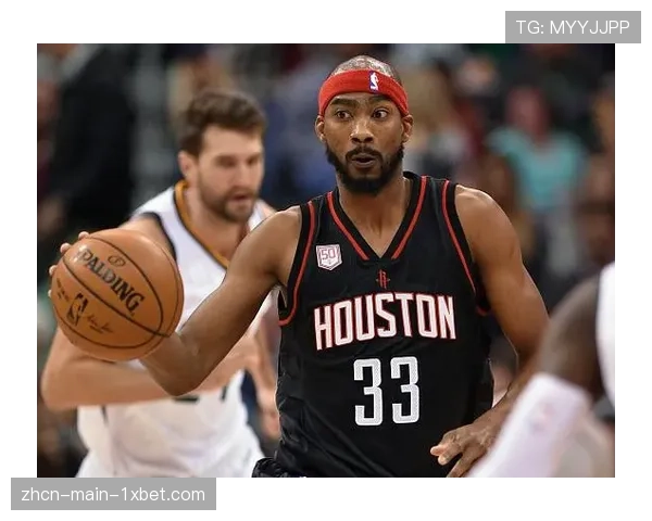 替补席球员通过平板电脑接收定制化战术示意图已成联盟常态